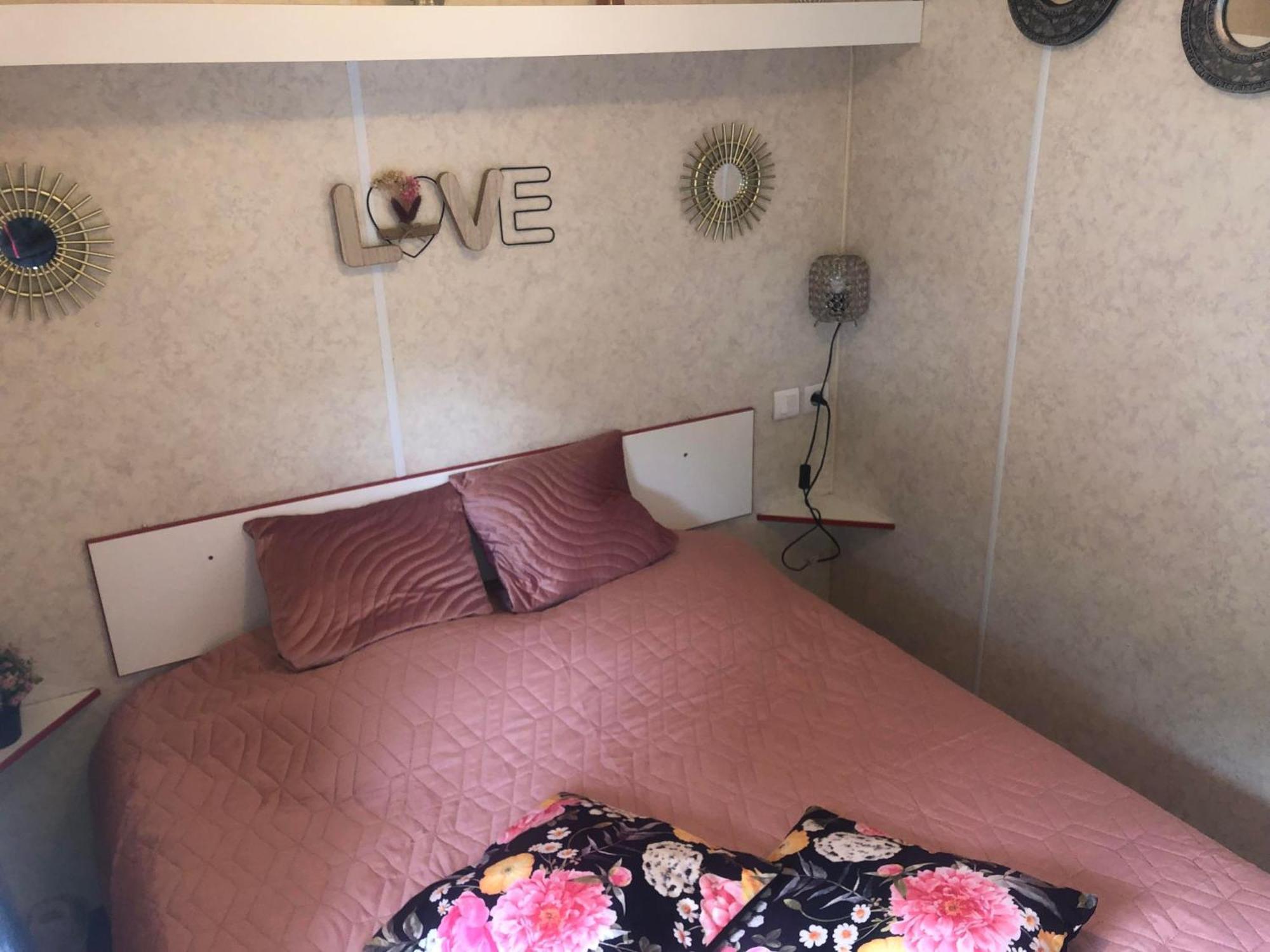 Mobilhome A Frejus A 15 Minute De La Mer Sur Terrain Independant Ngoại thất bức ảnh