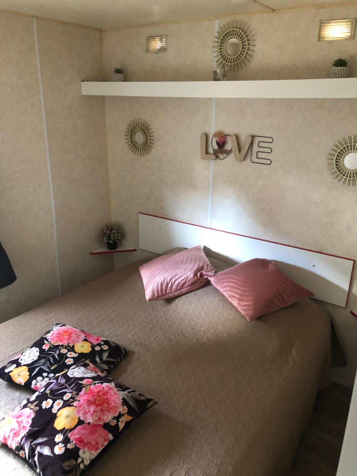 Mobilhome A Frejus A 15 Minute De La Mer Sur Terrain Independant Ngoại thất bức ảnh